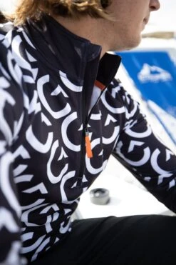 Gareth & Lucas Skipully The One - Heren XL - 100% Gerecycled Polyester - Midlayer Sportshirt - Wintersport 14 Gareth & Lucas Skipully The One - Heren XL - 100% Gerecycled Polyester - Midlayer Sportshirt - Wintersport -Ski Gemeenschap 799x1200 3