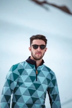 Gareth & Lucas Skipully The Two - Heren XL - 100% Gerecycled Polyester - Midlayer Sportshirt - Wintersport 17 Gareth & Lucas Skipully The Two - Heren XL - 100% Gerecycled Polyester - Midlayer Sportshirt - Wintersport -Ski Gemeenschap 800x1200 14